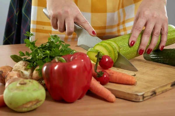 Mãos Mulher Cortando Uma Variedade Vegetais Uma Tábua Madeira — Fotografia de Stock