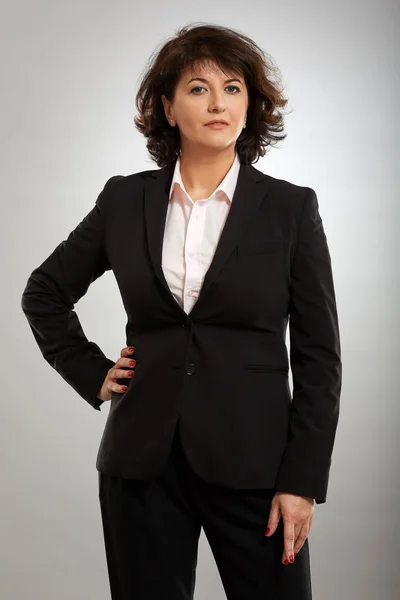 Portrait Mature Businesswoman Suit Gray Background — Stock Photo, Image