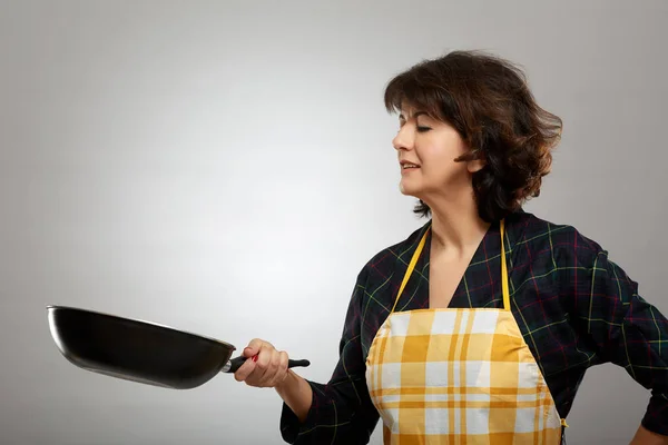 Huisvrouw Houdt Een Wok Pan Grijze Achtergrond — Stockfoto