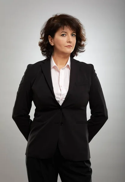 Portrait Mature Businesswoman Suit Gray Background — Stock Photo, Image