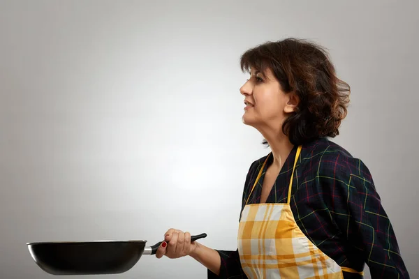 Huisvrouw Houdt Een Wok Pan Grijze Achtergrond — Stockfoto