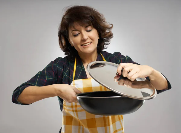 Huisvrouw Houdt Een Wok Pan Grijze Achtergrond — Stockfoto