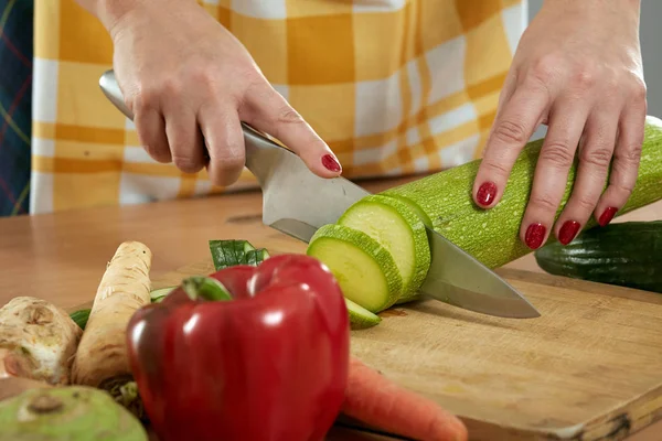 Frauenhände Hacken Verschiedene Gemüsesorten Auf Einem Holzbrett — Stockfoto