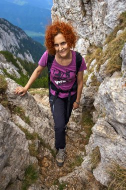 dağ iz sırt ile kadın uzun yürüyüşe çıkan kimse