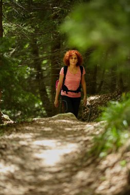 Kıvırcık saçlı kadın izi gündüz hiking sırt çantası ile