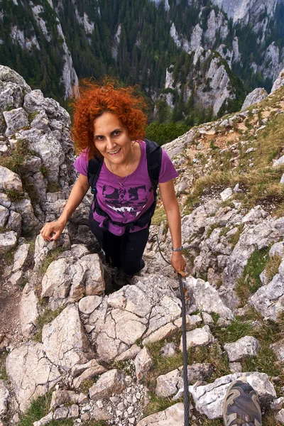 Mulher Livre Escalada Uma Ferrata Nas Montanhas Rochosas — Fotografia de Stock