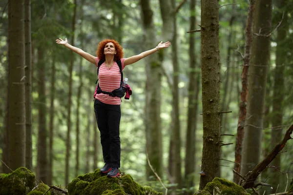 Kıvırcık Saçlı Kadın Izi Gündüz Hiking Sırt Çantası Ile — Stok fotoğraf