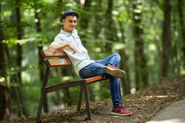 Gelukkig Knappe Jonge Man Zittend Een Bankje Het Park — Stockfoto