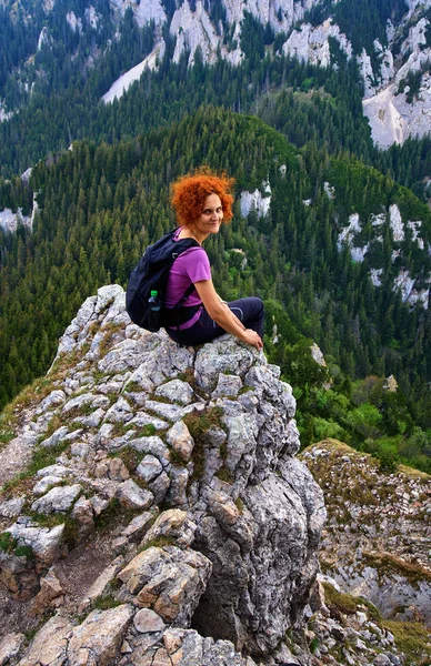 Donna Felice Con Zaino Cima Alla Montagna — Foto Stock