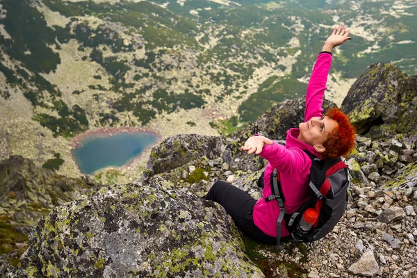 Gelukkig Toeristische Dame Met Armen Gestrekt Een Spectaculair Uitzicht Bergen — Stockfoto