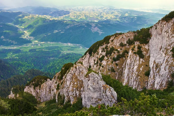 Paisagem Com Montanhas Calcárias Cobertas Florestas — Fotografia de Stock