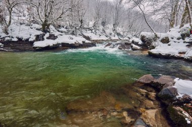 Nehir kış masmavi sularına ile