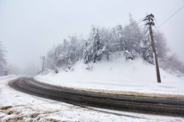Dağ yolu ile kış manzara