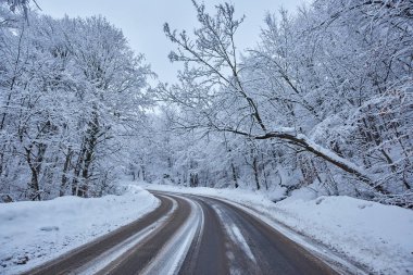 Dağ yolu ile kış manzara