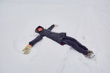 Oynak beyaz Kar melekleri yapma bir kadın
