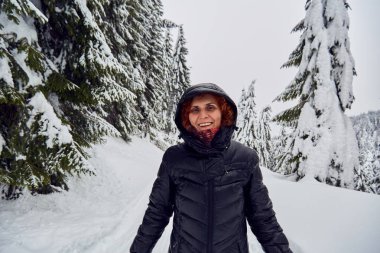 Onu kış tatil mutlu turist Bayan dağlarda