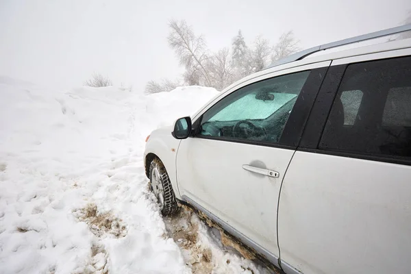 Suv Otomobil Forest Yakınındaki Bir Karlı Yolda Dağlarda — Stok fotoğraf