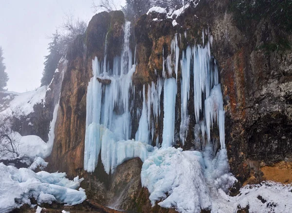 Mrożony Wodospad Okresie Zimowym Górach — Zdjęcie stockowe