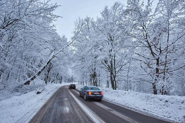 Autos Mit Bewegungsunschärfe Auf Schneebedeckter Straße Den Bergen — Stockfoto