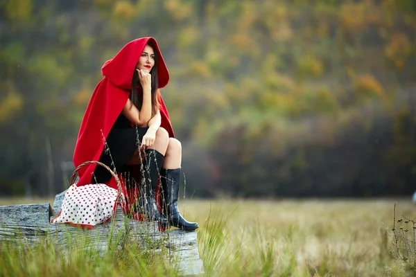 Femme Habillée Chaperon Rouge Dans Diverses Postures Dans Forêt — Photo