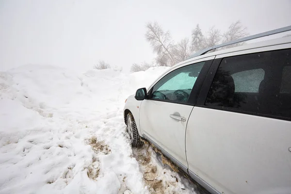 Suv Αυτοκινήτων Στα Βουνά Ένα Χιονισμένο Δρόμο Κοντά Στο Δάσος — Φωτογραφία Αρχείου