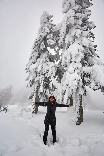 Senhora Turística Feliz Suas Férias Inverno Nas Montanhas — Fotografia de Stock