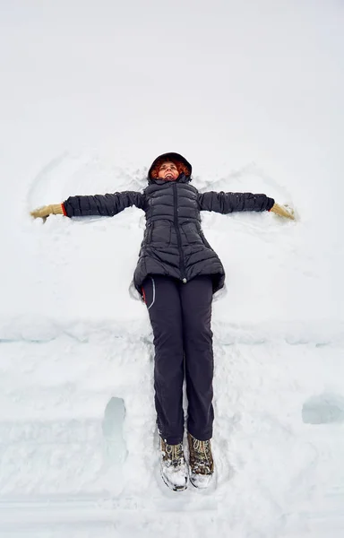 Lekfull Kaukasisk Kvinna Att Göra Snöänglar — Stockfoto