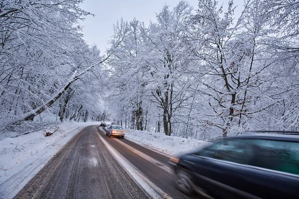 動車山の雪に覆われた道路でぼかし — ストック写真