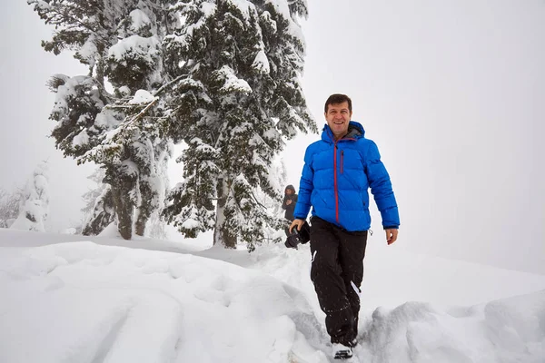 Coppia Escursionisti Con Telecamere Nelle Montagne Innevate — Foto Stock