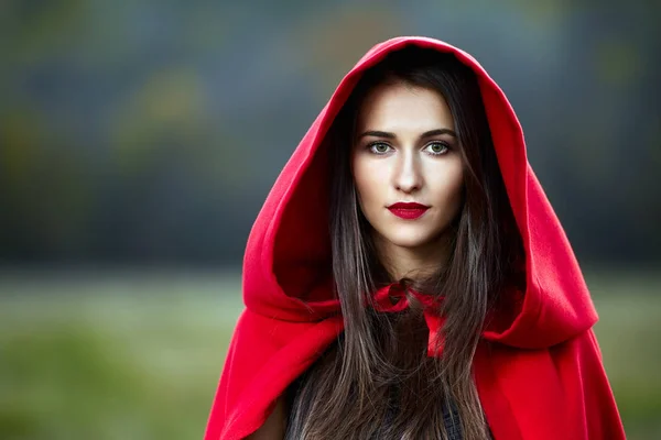 Vrouw Verkleed Als Red Riding Hood Verschillende Houdingen Het Bos — Stockfoto