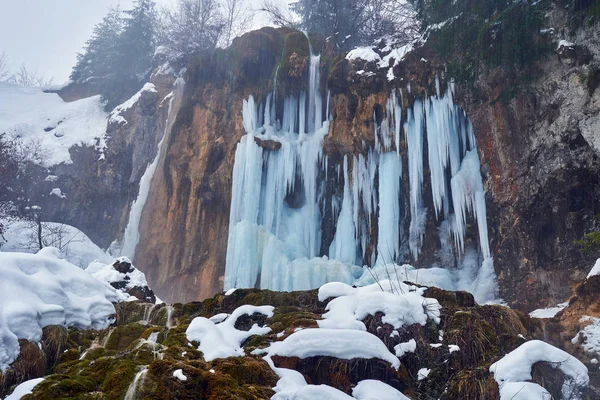 Kış Zamanı Donmuş Şelaleler Dağlarda — Stok fotoğraf