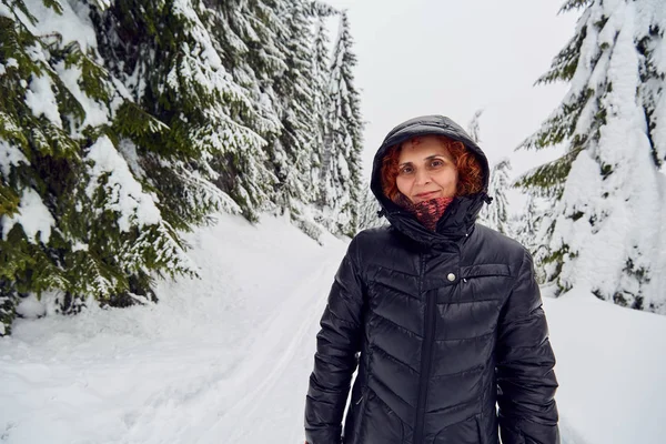Κυρία Ευτυχισμένη Τουριστικά Της Χειμερινές Διακοπές Στα Βουνά — Φωτογραφία Αρχείου