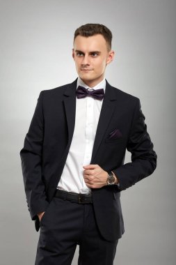 genç bir adam bir takım elbise içinde closeup