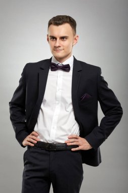 genç bir adam bir takım elbise içinde closeup