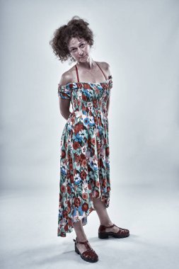 Onun 50s gri arka plan üzerinde mutlu olgun kadın