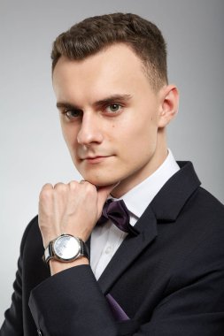 genç bir adam bir takım elbise içinde closeup
