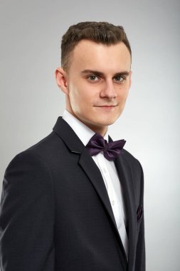 genç bir adam bir takım elbise içinde closeup