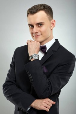 genç bir adam bir takım elbise içinde closeup