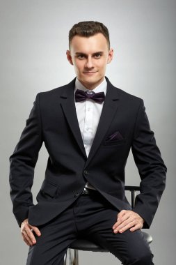 genç bir adam bir takım elbise içinde closeup