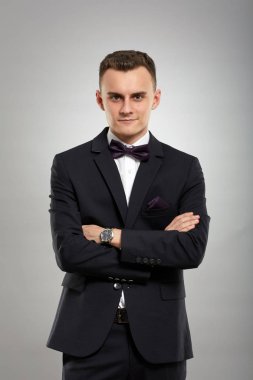 genç bir adam bir takım elbise içinde closeup