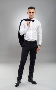 İş genç bir adam portresi tam uzunlukta uygun