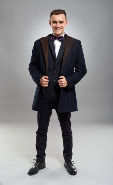 İş genç bir adam portresi tam uzunlukta uygun