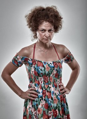 Üzgün ve kızgın kadın kıdemli, portre gri arka plan üzerinde