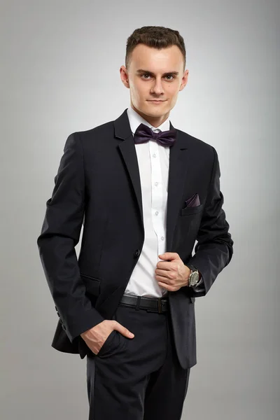 ビジネス スーツの若い男のクローズ アップ — ストック写真