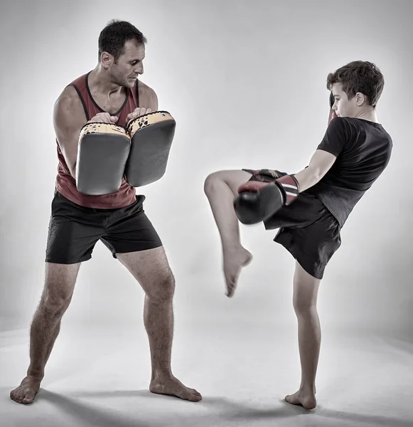 Joven Luchador Kickboxing Golpeando Guantes Con Entrenador — Foto de Stock