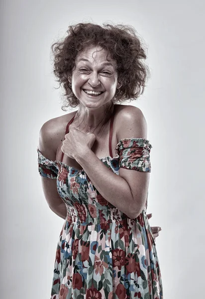 Onun 50S Gri Arka Plan Üzerinde Mutlu Olgun Kadın — Stok fotoğraf