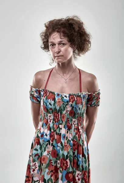 Kızgın Üzgün Kadın Kıdemli Portre Gri Arka Plan Üzerinde Telifsiz Stok Imajlar