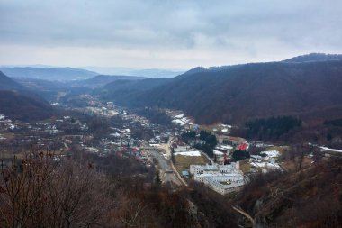 Bir köyün dağlarında havadan görünümü
