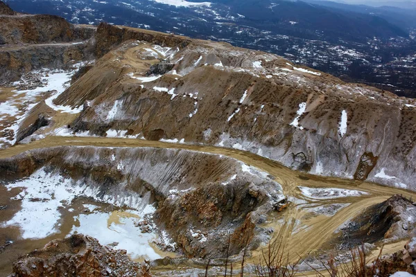 从上面看到的石灰石采石场 冬季时间 — 图库照片