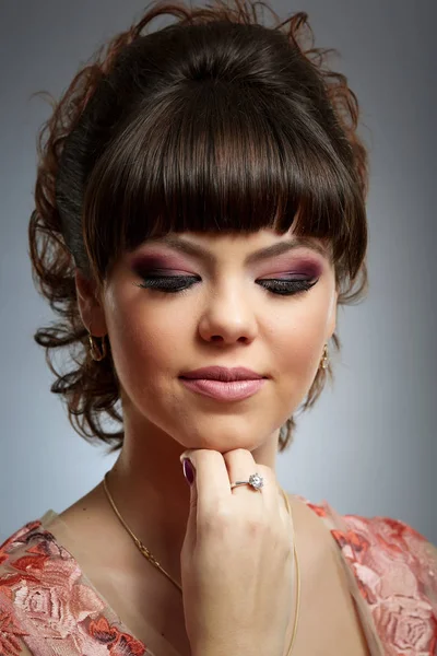 Primer Plano Una Joven Hermosa Chica Con Maquillaje Glamoroso — Foto de Stock